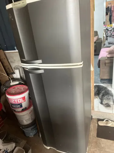 Vendo geladeira Frosf free 350l,tudo funcionando,envelopada de cinza,cor original(branca)