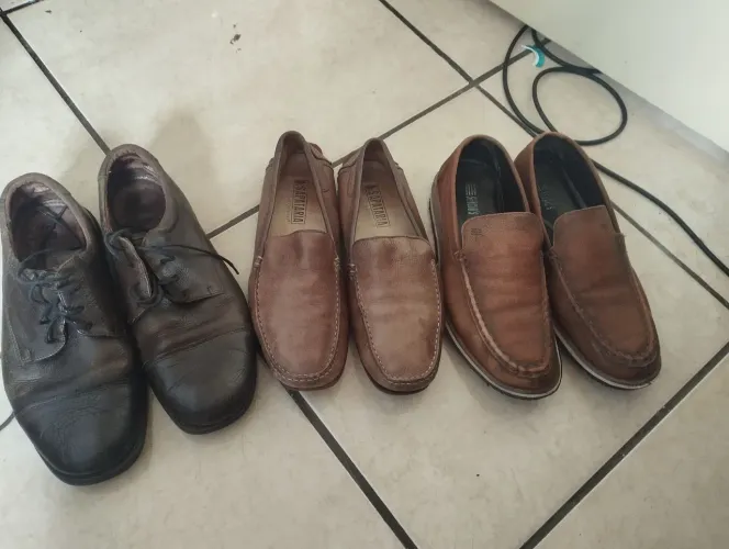 Três pares de sapatos masculino número 41 pelo preço de um