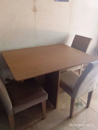 Mesa com 3 cadeiras 