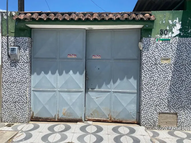 Casa à venda - 140m² de terreno, 3 quartos e ponto comercial 