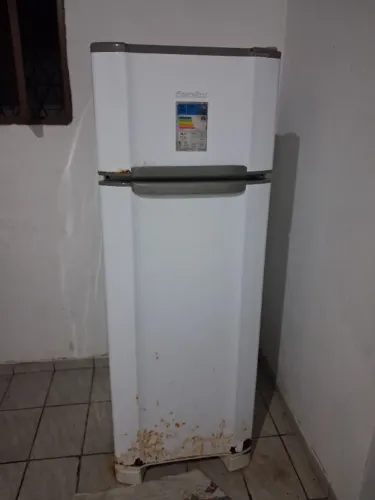 Geladeira esmaltec, em perfeito funcionamento 