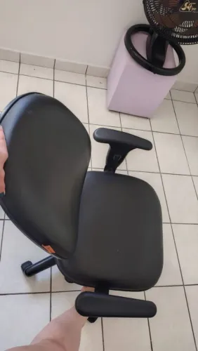 Cadeira com pequeno defeito na mola
