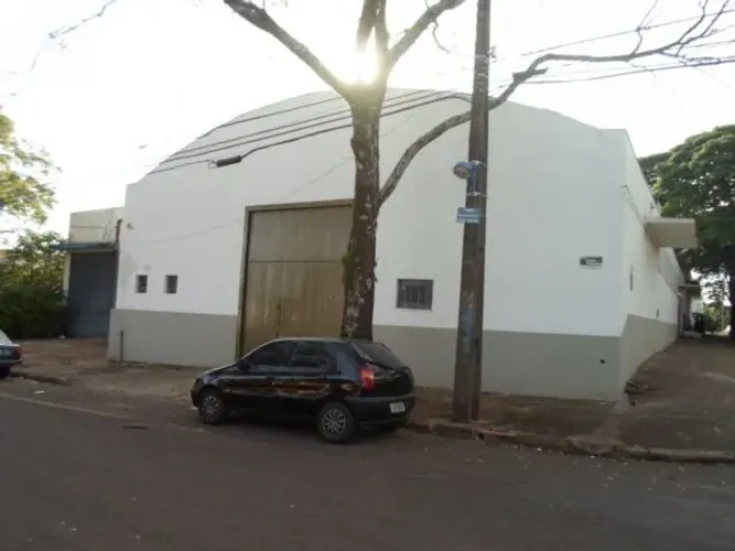 Barracão/Galpão para alugar por R$ 3800.00, 560.00 m2 - ZONA 05 - MARINGA/PR