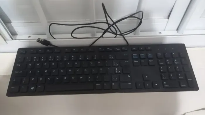Teclado DELL entrada USB seminovo.