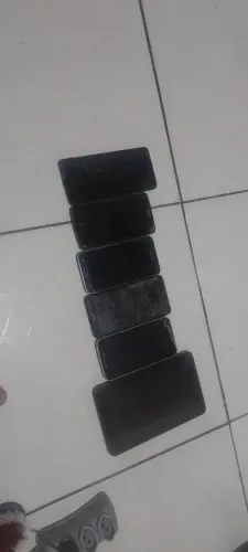 Cinco aparelhos celulares e um Tablet ou perga tirar peças ou conserto zap *68