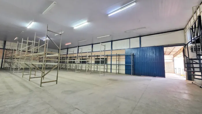 Galpão Logístico para Locação | 1.400m² | 2 Docas | Porta-Paletes | Próximo à BR-153 - APA
