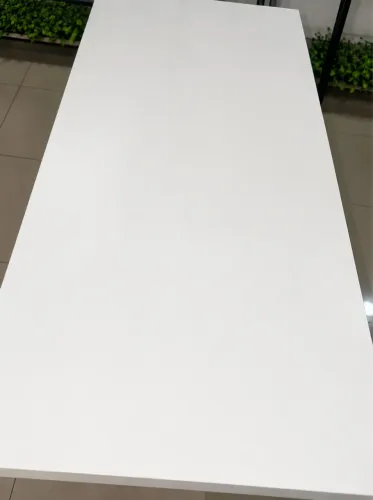Balcão de loja com Cabideiro embaixo
