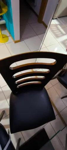 Mesa de vidro com 4 cadeiras