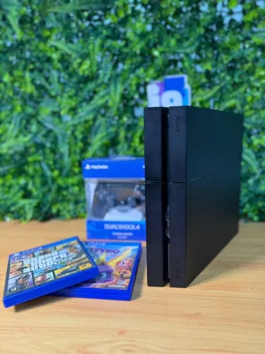 PlayStation 4 400GB Mídia Física   2 jogos inclusos  GTA 5 + Spyro Reignited Trilogy (3 Jo