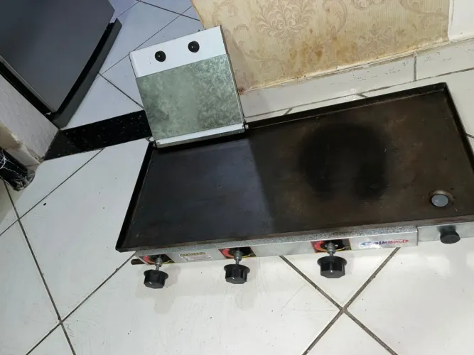 Chapa de lanches a gás  Com prensa Pratic metal  Semi nova  3/1 70cm cumprimento 
