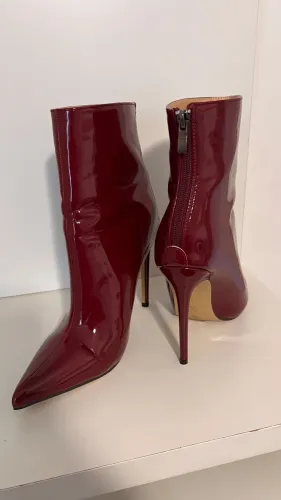 Bota cano curto vermelho verniz. TAM 36BR