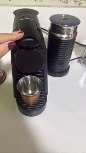Essenza mini preta nexpresso com aeroccino