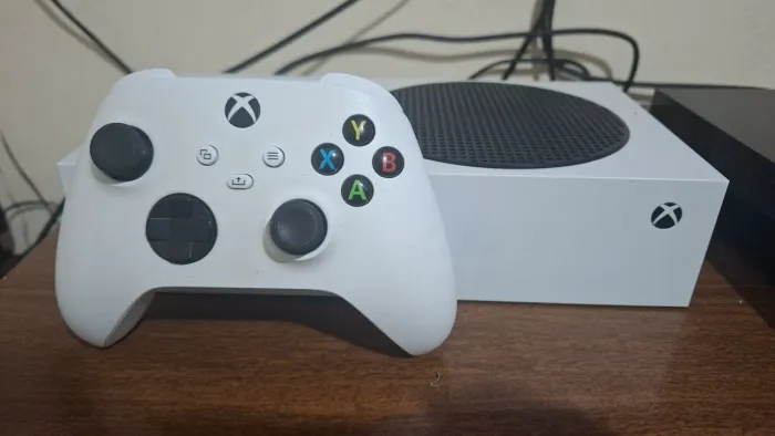 Xbox Series S Semi Novo + Controle