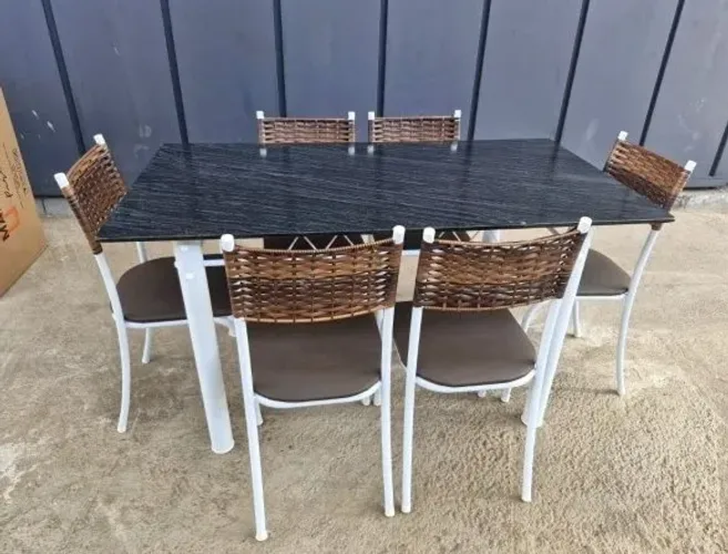 Mesa com seis cadeiras tampo de ardósia