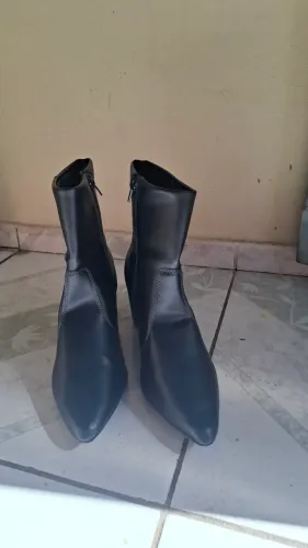 Bota preta usada somente duas vezes