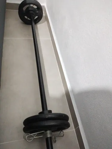 Barra de academia com anilhas e halteres