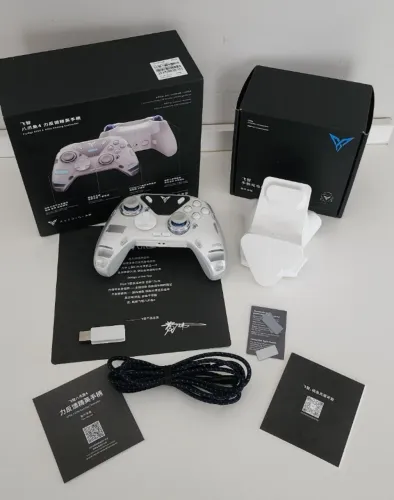 Controle Flydigi Apex 4 Elite Hall Effect com Base de Carga e Caixa