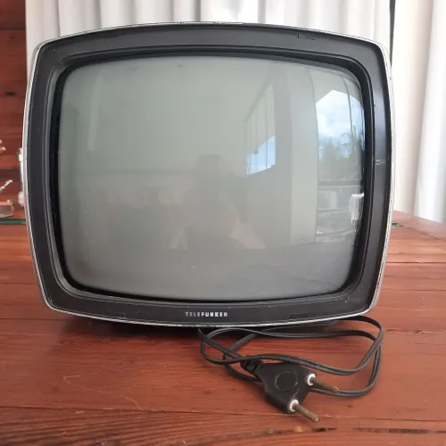 Televisão de tubo telefunken antiga