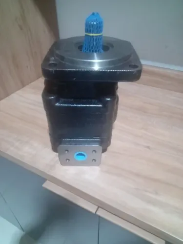 BOMBA HIDRÁULICA DE UMA RETRO ESCAVADEIRA CASE 580n