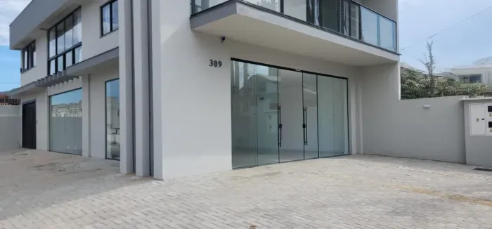 Sala comercial, com 100 mts² de esquina, em Perequê - Porto Belo - SC