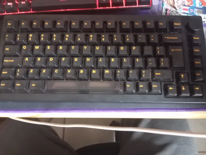 Teclado akkto 5075 com led acompanha o cabo de alimentação
