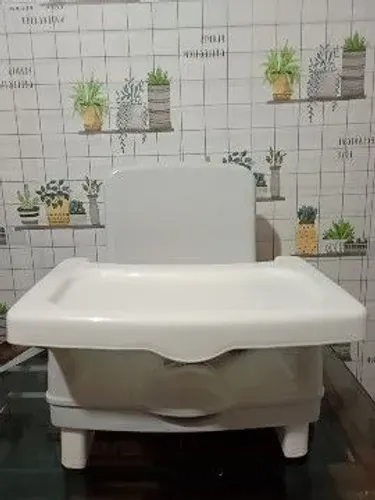 Cadeira de alimentação e vaso sanitário de criança.
