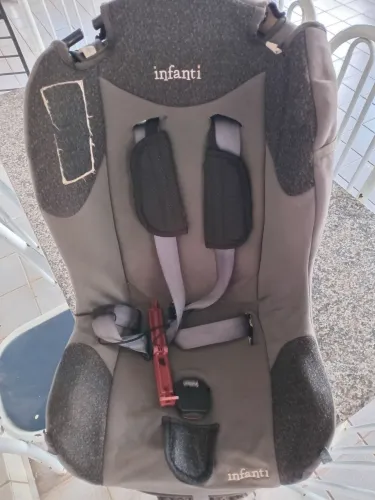 Cadeirinha infantil reclinável para carro