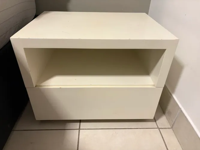 Mesa de cabeceira com Gaveta e rodinha 