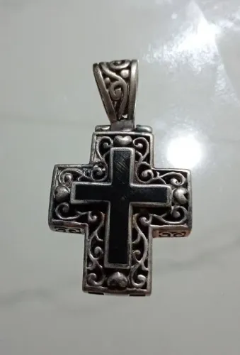 LINDO CRUCIFIXO PRATA E PEDRA ONIX 