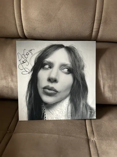 LADY GAGA - MAYHEM (ALT COVER + BONUS SONG) *AUTOGRAFADO*