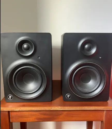 Par de Monitores de Áudio Ativos Mackie MR5 Mk2