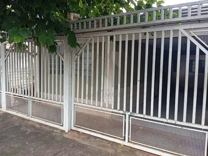 Casa com 3 Quarto(s) e 2 banheiro(s) para Alugar, 250 m² por R$ 1300 / Mês