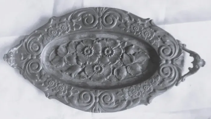 Antigo e raro Centro de mesa /Bandeja decorativa em Estanho Pewter *Descrição