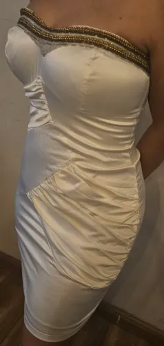 Vestido de festa curto sem alças.
