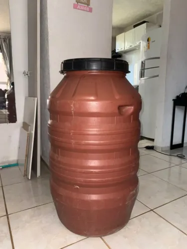 BOMBONA 250 LITROS COM TAMPA ROSQUEAVEL