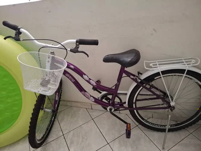 Bicicleta infantil menina na cor roxa com branco 