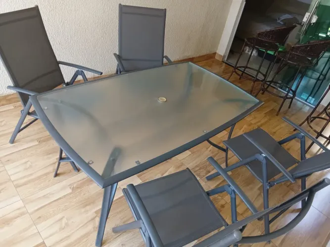 Mesa com tampa de vidro e estrutura metálica