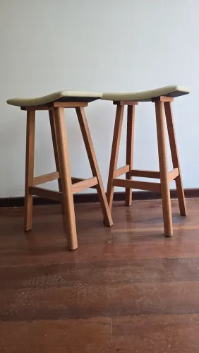Duas Banquetas Altas de Madeira