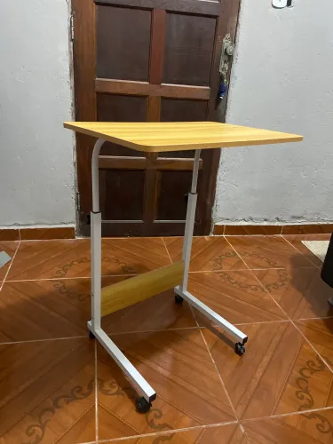 Escrivaninha para notebook Ajustável
