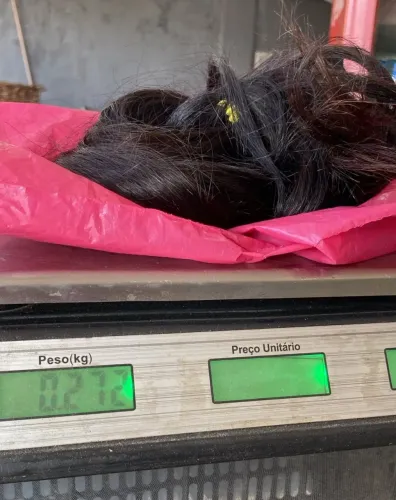 Cabelo humano, 65 centímetros, 272 gramas, tem 5 telas