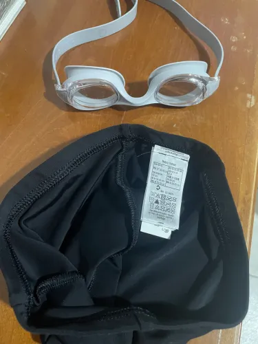 Touca e óculos natação