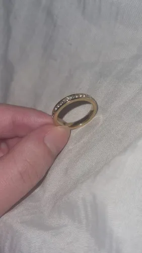 Anel dourado com pedrinhas brilhantes.  (Preço negociável)