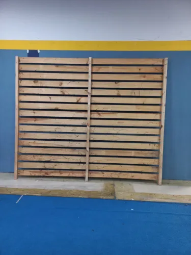 Painel expositor de madeira