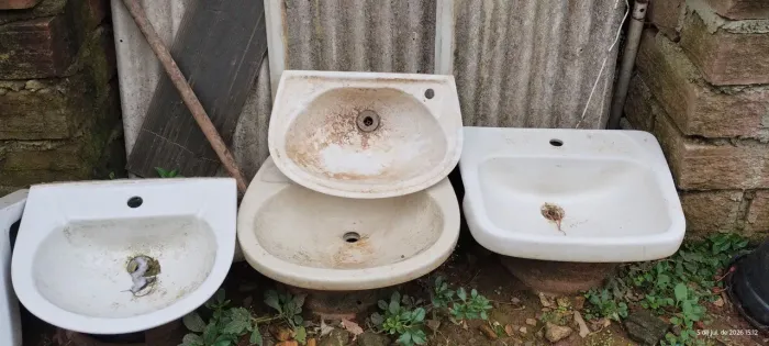Pias de banheiro variadas