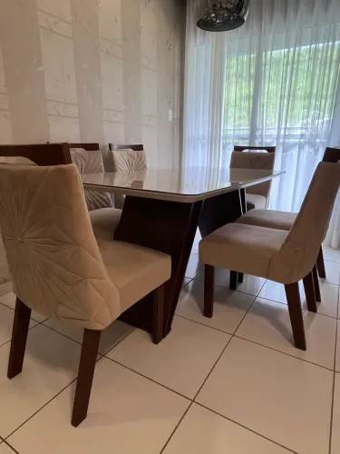 Conjunto de mesa com 6 cadeiras