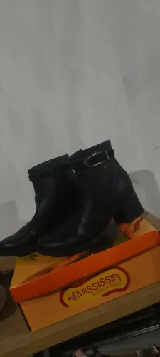 Vendo bota para vc curti seu são joão elegante e confortável , usado uma vez só .