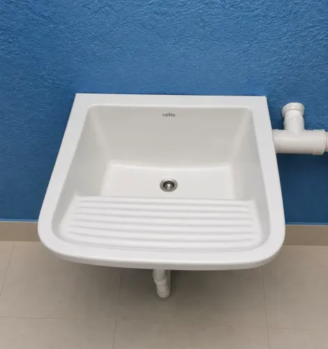 Vendo tanque usado em boas condições, Celite 47 litros com coluna.
