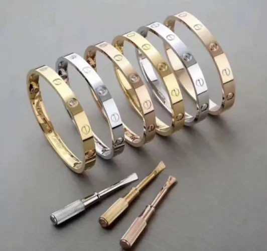 Bracelete Cartier com chave para abrir de luxo