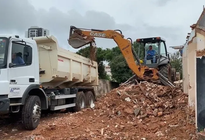 Demolições, retirada de entulho caçamba de entulho, Bob cat, retroescavadeira 