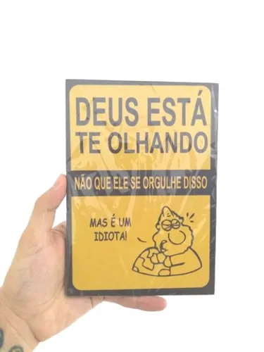 Quadro / Placa "Deus Está te Olhando, Não Que Ele se Orgulhe Disso" - Memes Humor NerdDog